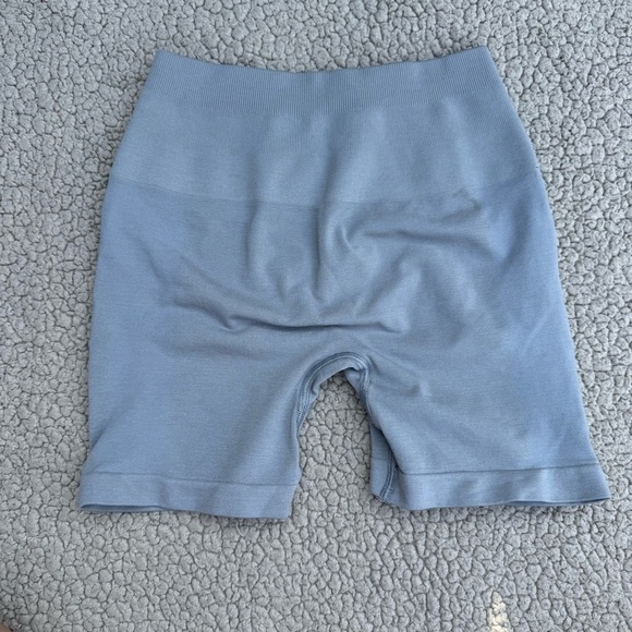 Alphalete amplify Gray High-Waisted Shorts - Picture 3 of 4
